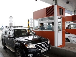 Vehicles paying a toll fee at Saigon River Tunnel in HCMC (Photo: VNA) Vehicles paying a toll fee at Saigon River Tunnel in HCMC (Photo: VNA)